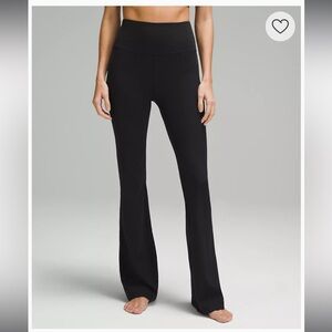 Groove Super-High-Rise Flared Pant Nulu
Regular in Black